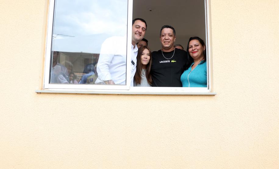 Com investimento de R$ 8,1 milhões do Estado, governador entrega 84 casas populares a famílias de Ventania