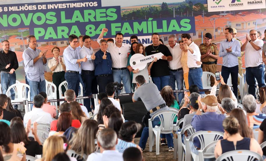 Com investimento de R$ 8,1 milhões do Estado, governador entrega 84 casas populares a famílias de Ventania