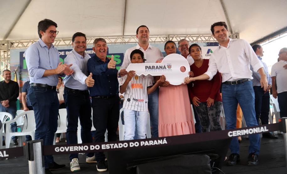 Com investimento de R$ 8,1 milhões do Estado, governador entrega 84 casas populares a famílias de Ventania