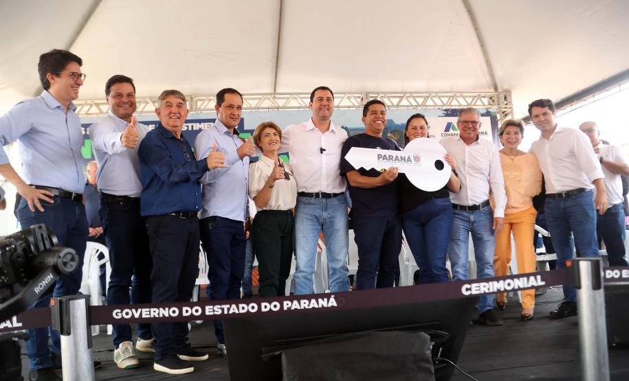 Com investimento de R$ 8,1 milhões do Estado, governador entrega 84 casas populares a famílias de Ventania