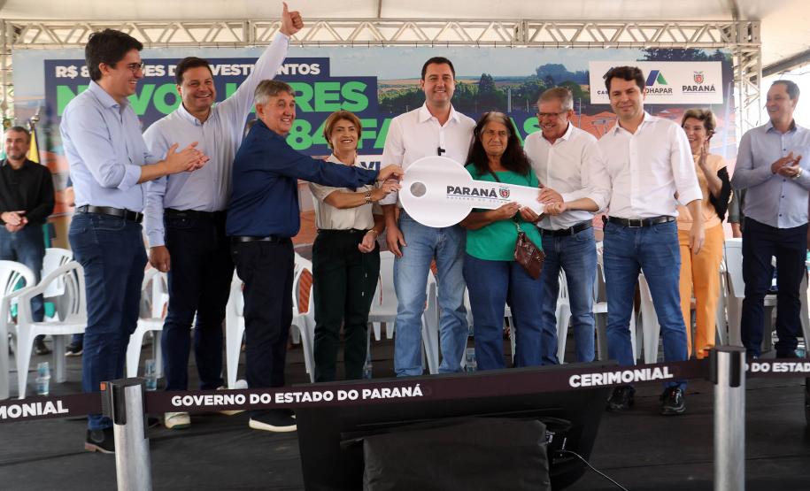 Com investimento de R$ 8,1 milhões do Estado, governador entrega 84 casas populares a famílias de Ventania