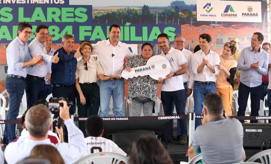 Com investimento de R$ 8,1 milhões do Estado, governador entrega 84 casas populares a famílias de Ventania