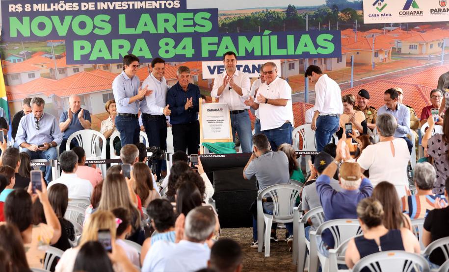 Com investimento de R$ 8,1 milhões do Estado, governador entrega 84 casas populares a famílias de Ventania