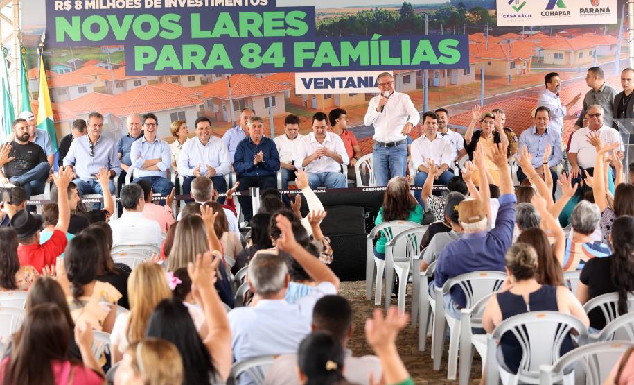 Com investimento de R$ 8,1 milhões do Estado, governador entrega 84 casas populares a famílias de Ventania