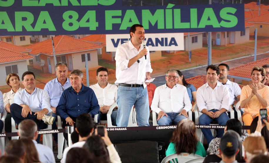 Com investimento de R$ 8,1 milhões do Estado, governador entrega 84 casas populares a famílias de Ventania
