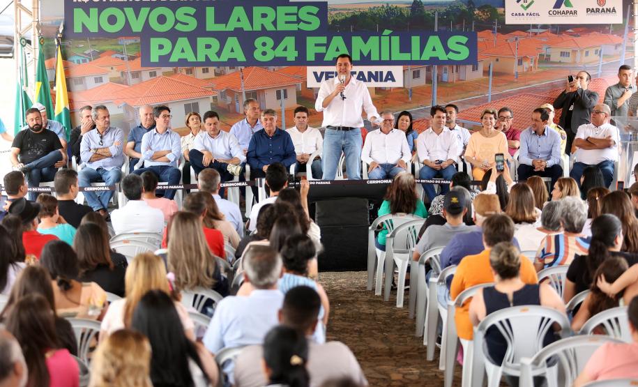 Com investimento de R$ 8,1 milhões do Estado, governador entrega 84 casas populares a famílias de Ventania