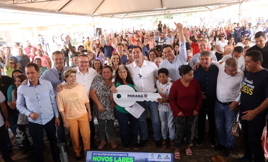 Com investimento de R$ 8,1 milhões do Estado, governador entrega 84 casas populares a famílias de Ventania