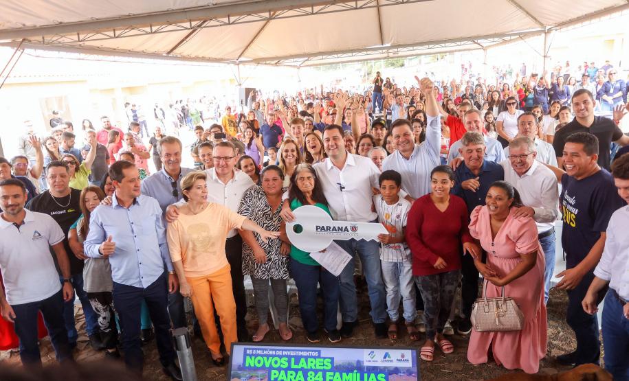 Com investimento de R$ 8,1 milhões do Estado, governador entrega 84 casas populares a famílias de Ventania