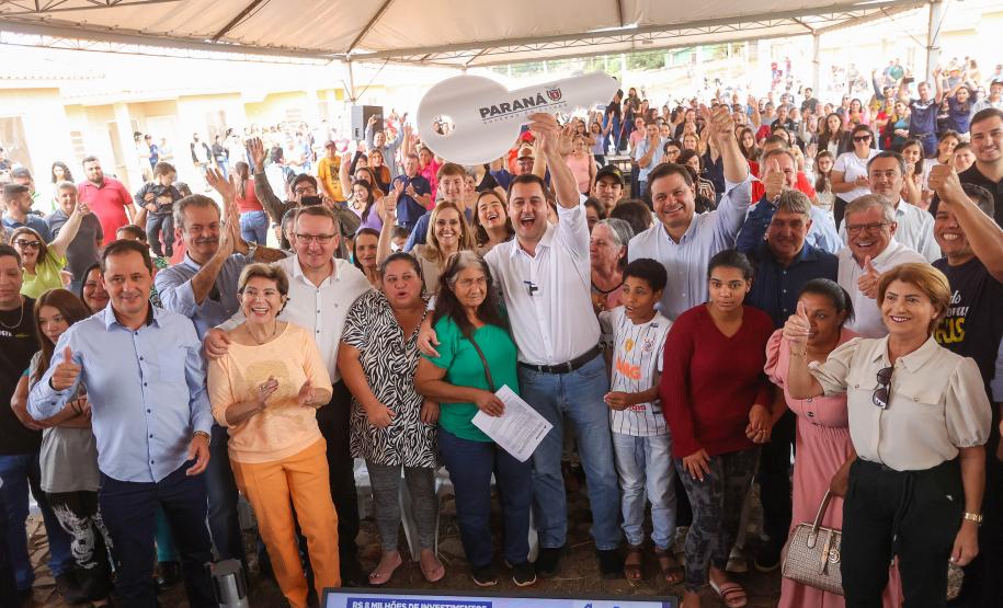 Com investimento de R$ 8,1 milhões do Estado, governador entrega 84 casas populares a famílias de Ventania