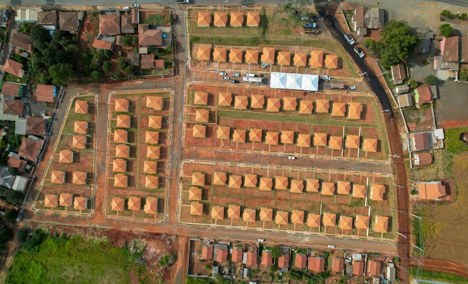 Com investimento de R$ 8,1 milhões do Estado, governador entrega 84 casas populares a famílias de Ventania