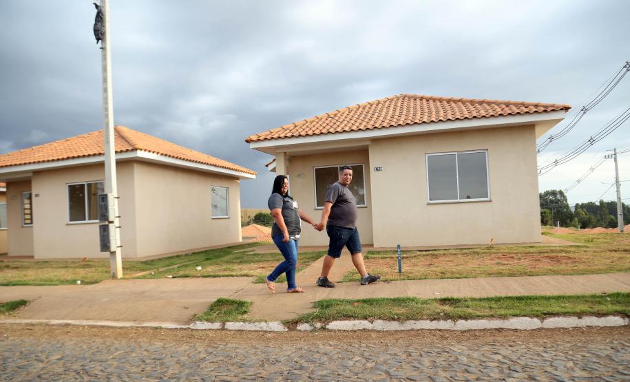Com investimento de R$ 8,1 milhões do Estado, governador entrega 84 casas populares a famílias de Ventania