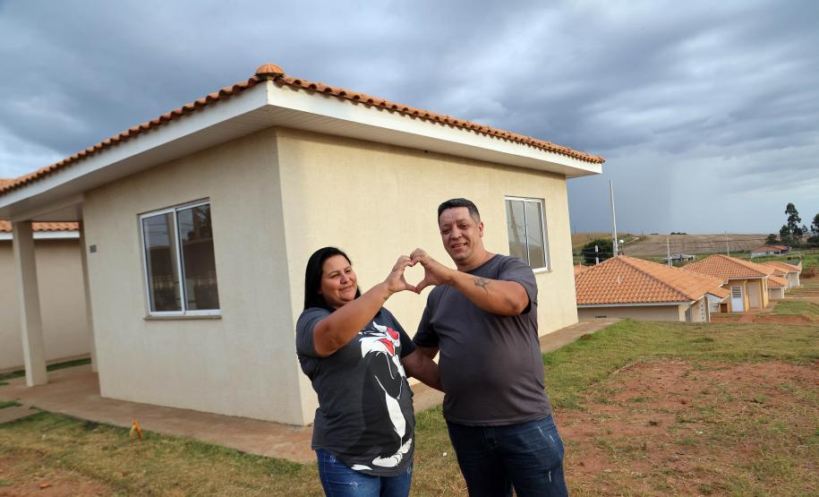 Com investimento de R$ 8,1 milhões do Estado, governador entrega 84 casas populares a famílias de Ventania