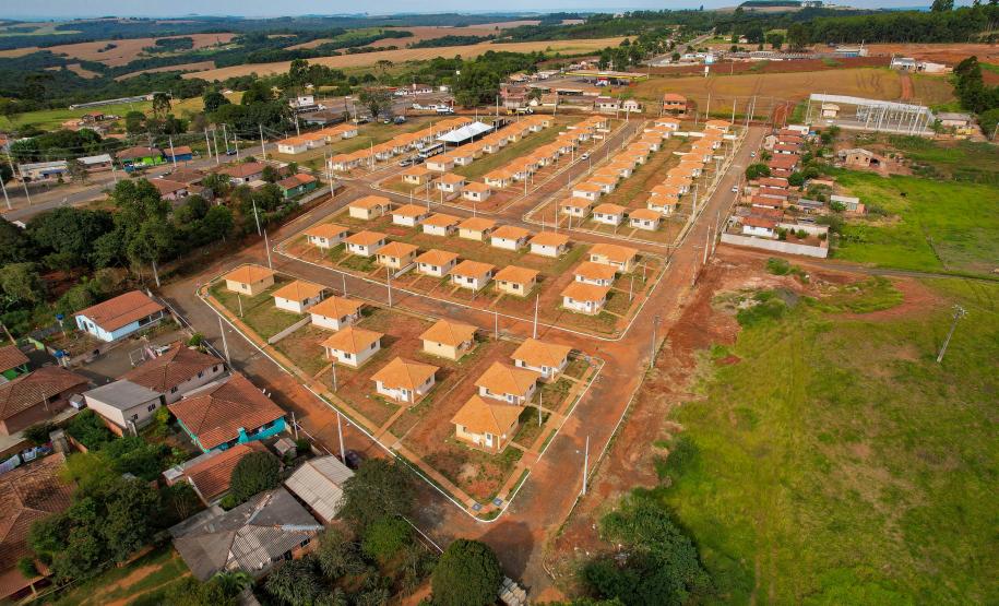 Com investimento de R$ 8,1 milhões do Estado, governador entrega 84 casas populares a famílias de Ventania