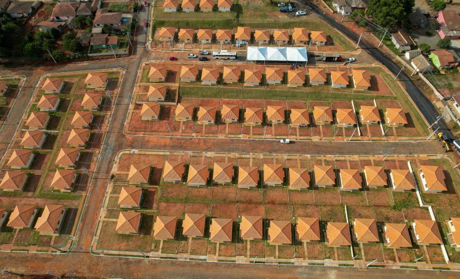 Com investimento de R$ 8,1 milhões do Estado, governador entrega 84 casas populares a famílias de Ventania