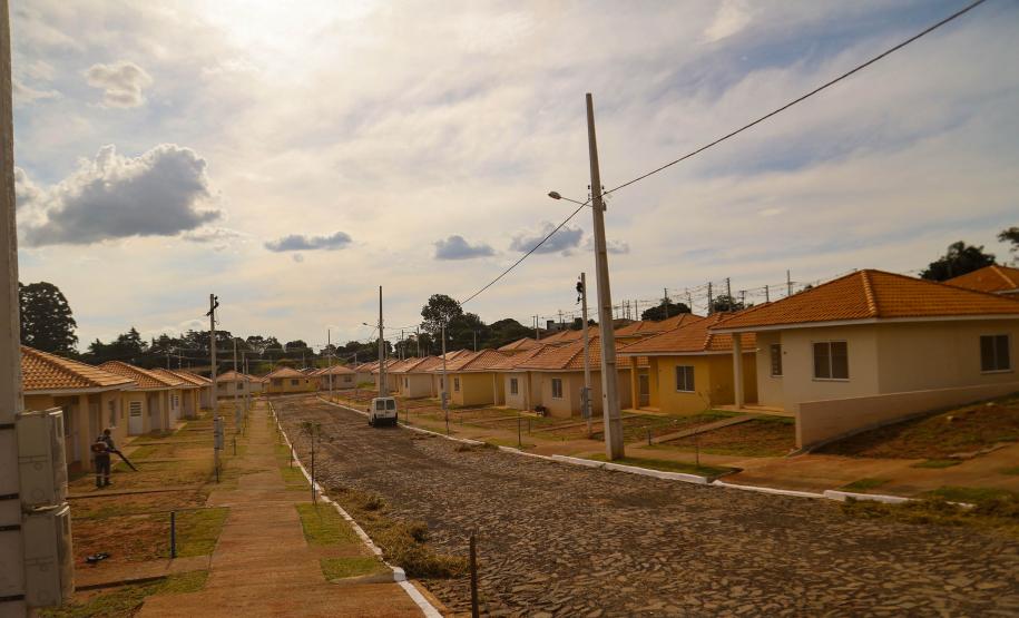 Com investimento de R$ 8,1 milhões do Estado, governador entrega 84 casas populares a famílias de Ventania