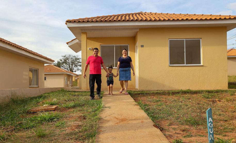 Com investimento de R$ 8,1 milhões do Estado, governador entrega 84 casas populares a famílias de Ventania