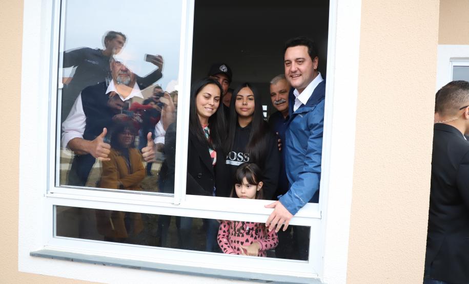 Governador entrega chaves da casa própria a 174 famílias de Irati