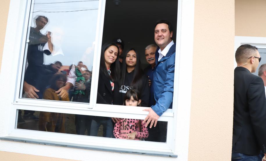 Governador entrega chaves da casa própria a 174 famílias de Irati