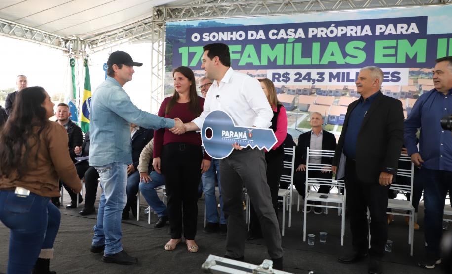 Governador entrega chaves da casa própria a 174 famílias de Irati