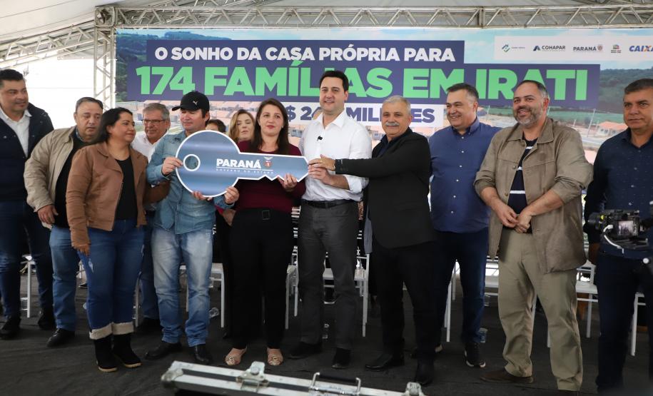 Governador entrega chaves da casa própria a 174 famílias de Irati