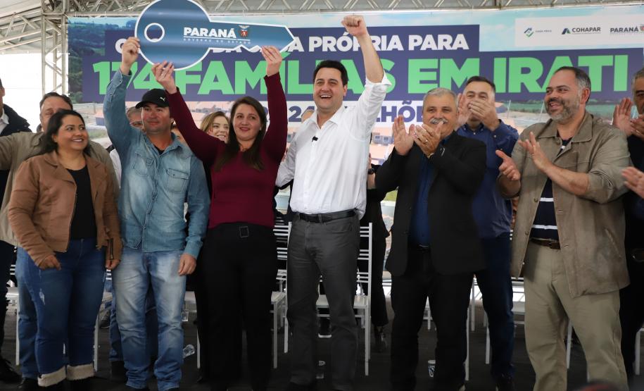 Governador entrega chaves da casa própria a 174 famílias de Irati