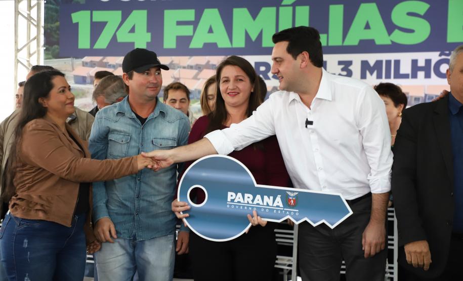 Governador entrega chaves da casa própria a 174 famílias de Irati