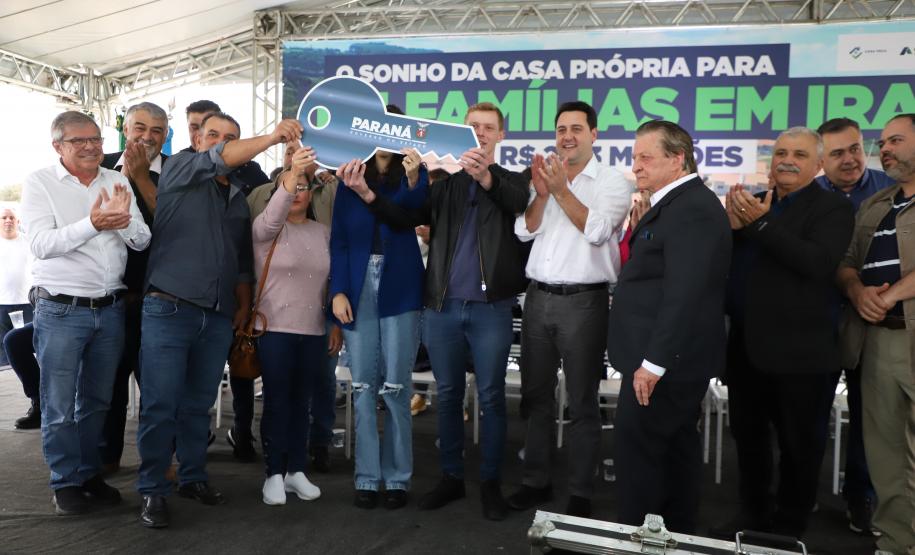 Governador entrega chaves da casa própria a 174 famílias de Irati
