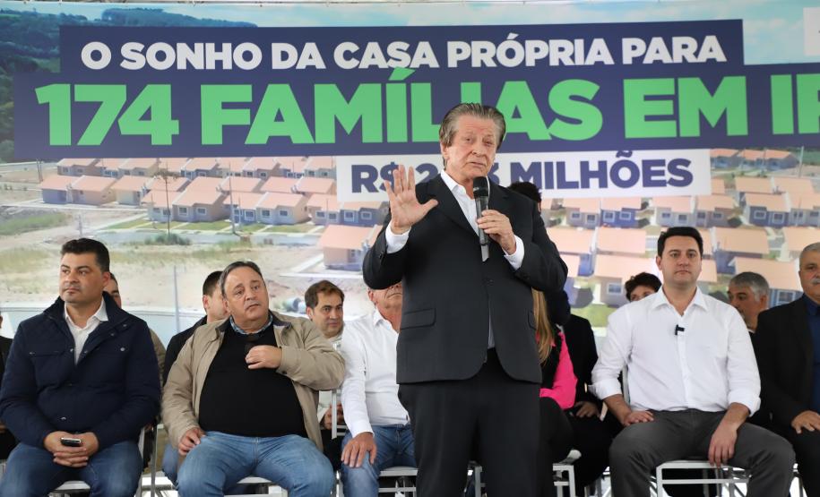 Governador entrega chaves da casa própria a 174 famílias de Irati