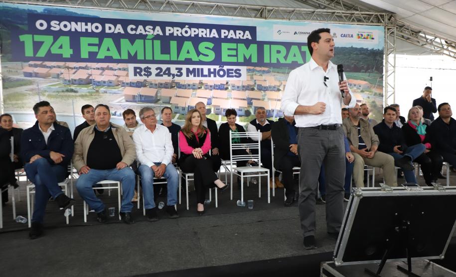 Governador entrega chaves da casa própria a 174 famílias de Irati