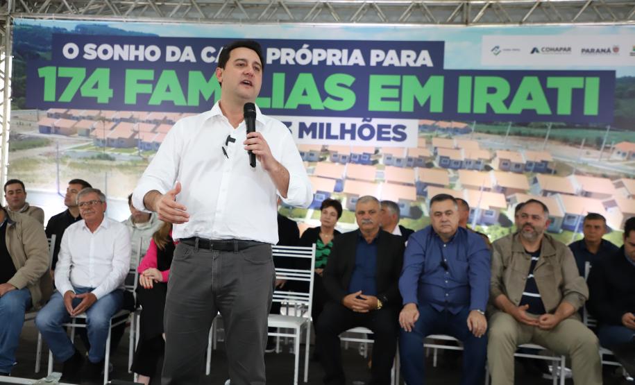 Governador entrega chaves da casa própria a 174 famílias de Irati