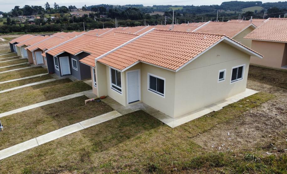 Governador entrega chaves da casa própria a 174 famílias de Irati