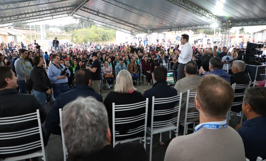 Governador entrega chaves da casa própria a 174 famílias de Irati