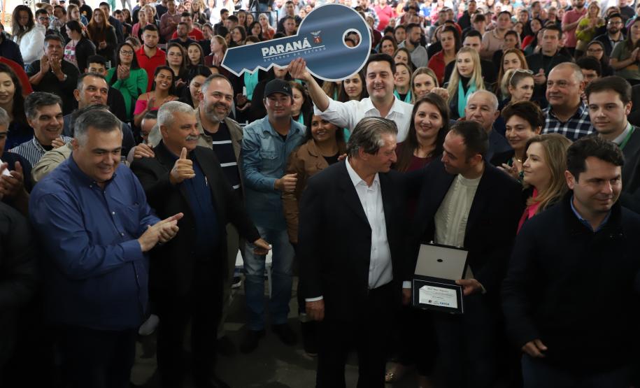 Governador entrega chaves da casa própria a 174 famílias de Irati