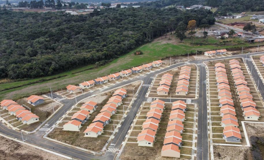 Governador entrega chaves da casa própria a 174 famílias de Irati