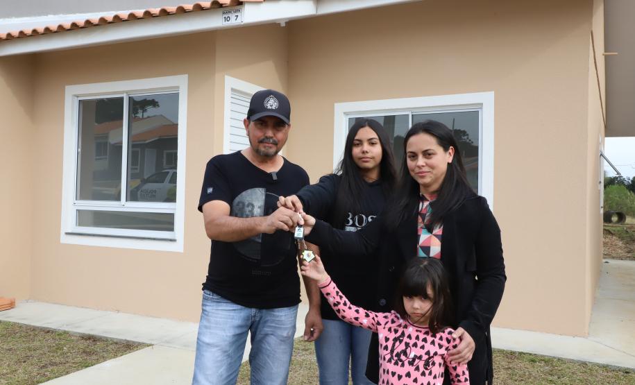 Governador entrega chaves da casa própria a 174 famílias de Irati