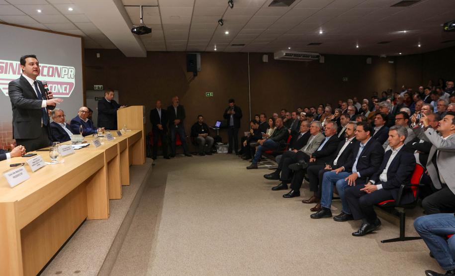 Com investimento de R$ 800 milhões, governador anuncia construção de 40 mil moradias