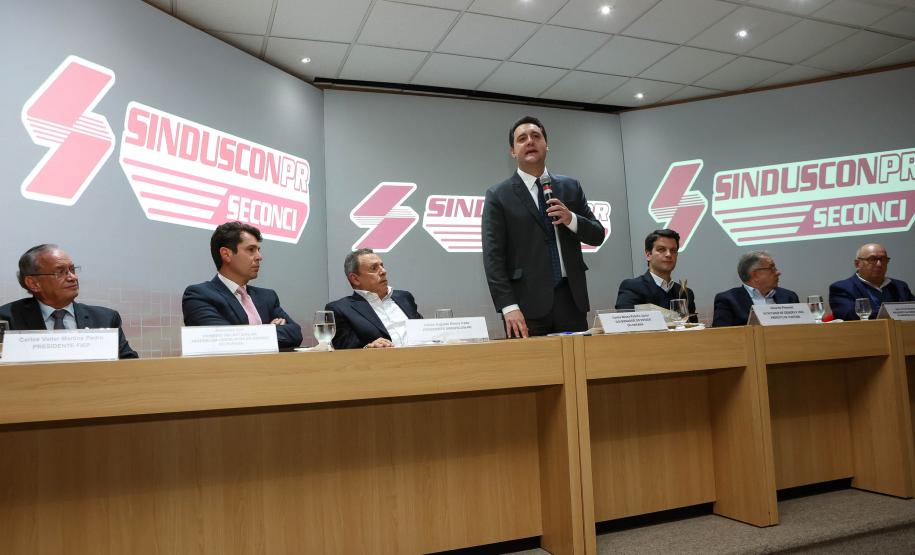 Com investimento de R$ 800 milhões, governador anuncia construção de 40 mil moradias