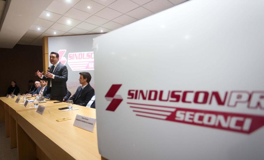 Com investimento de R$ 800 milhões, governador anuncia construção de 40 mil moradias