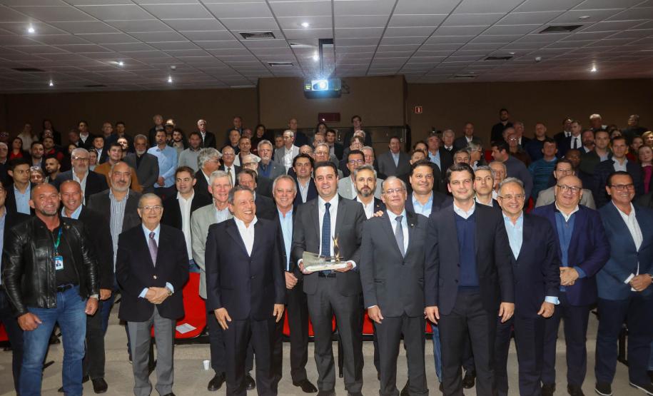 Com investimento de R$ 800 milhões, governador anuncia construção de 40 mil moradias