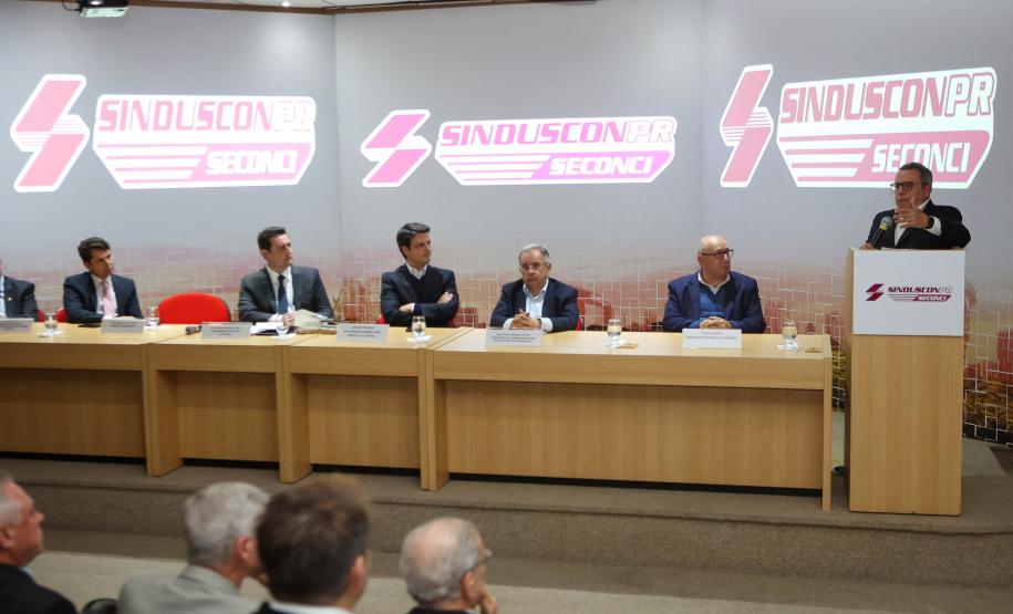 Com investimento de R$ 800 milhões, governador anuncia construção de 40 mil moradias