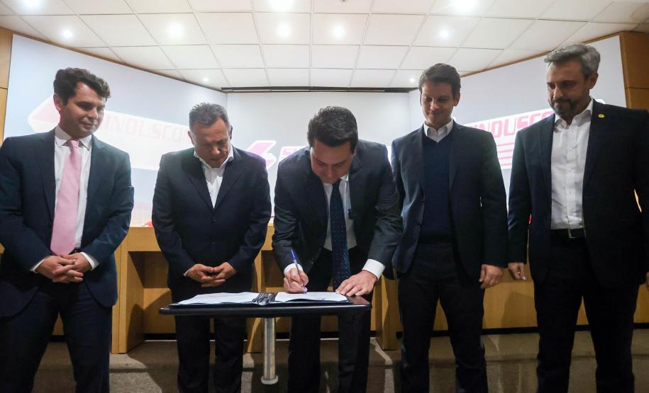 Com investimento de R$ 800 milhões, governador anuncia construção de 40 mil moradias