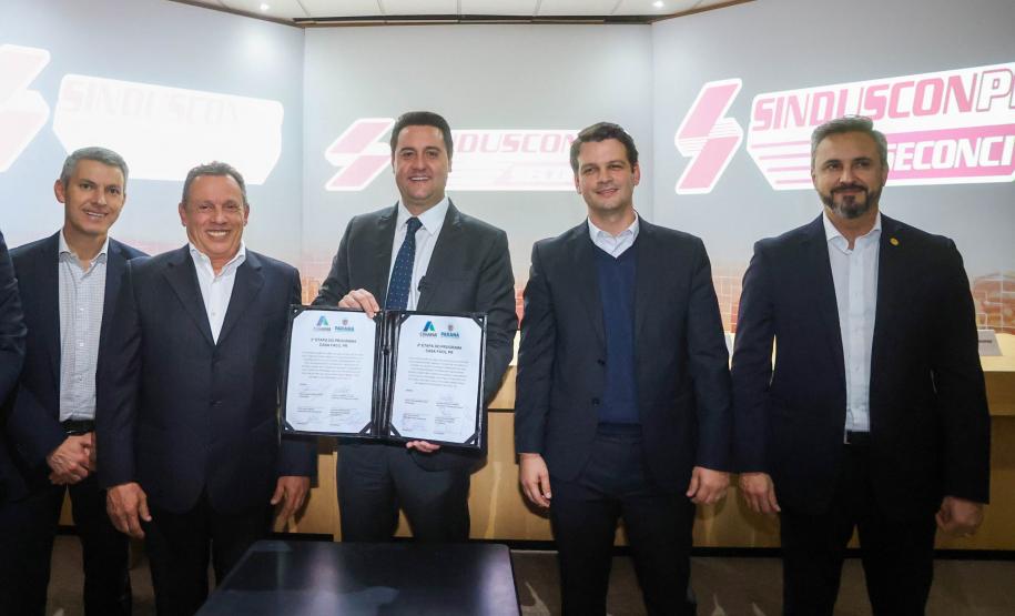 Com investimento de R$ 800 milhões, governador anuncia construção de 40 mil moradias