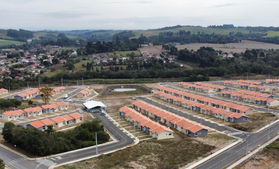 Governador entrega chaves da casa própria a 174 famílias de Irati