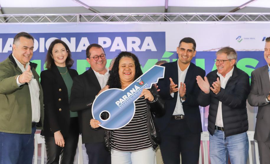 Com apoio da Estado, 94 famílias da Lapa recebem as chaves da casa própria