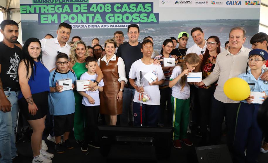 Ratinho Junior entrega 408 casas em Ponta Grossa
