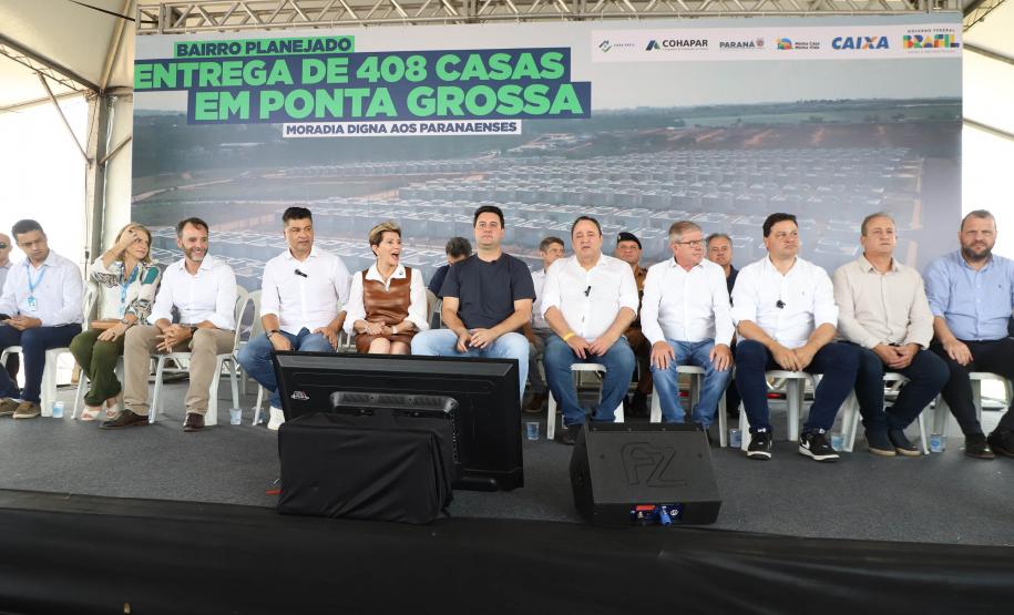 Ratinho Junior entrega 408 casas em Ponta Grossa