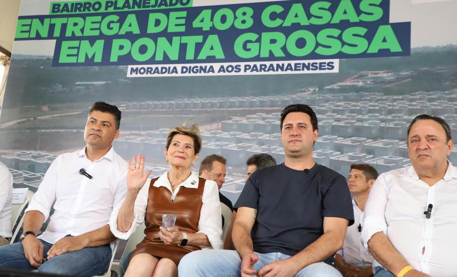 Ratinho Junior entrega 408 casas em Ponta Grossa