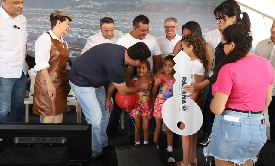Ratinho Junior entrega 408 casas em Ponta Grossa