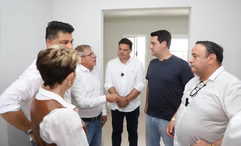 Ratinho Junior entrega 408 casas em Ponta Grossa