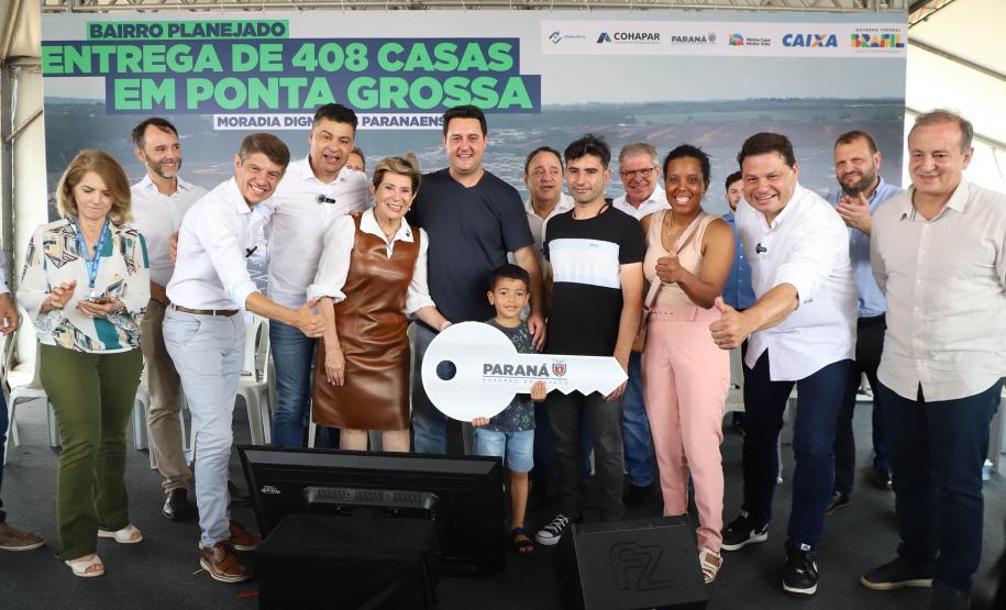 Ratinho Junior entrega 408 casas em Ponta Grossa